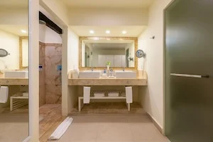 https://www.palmarbeachresortandspa.com.mx/galleries/Suites/RAIN FOREST SHOWER.webp